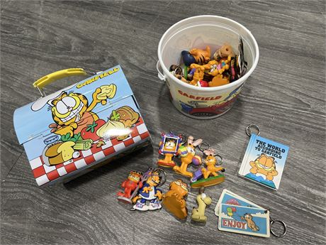 LOT OF VINTAGE GARFIELD KEY CHAINS & LUNCH KIT