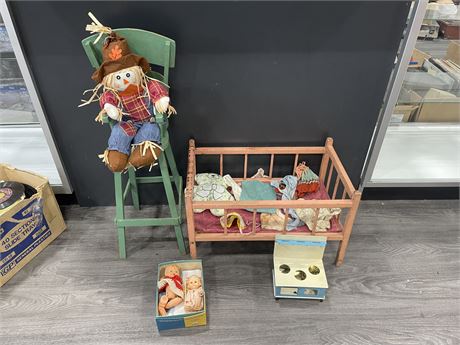 LOT OF VINTAGE DOLL COLLECTIBLES, CRIB, HIGHCHAIR, DOLLS