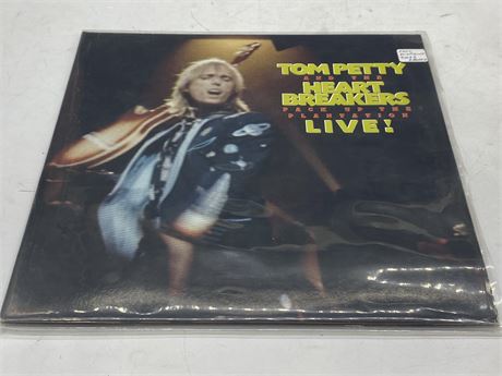 TOM PETTY & THE HEARTBREAKERS - PACK UP THE PLANTATION LIVE! (1985) - EXCELLENT