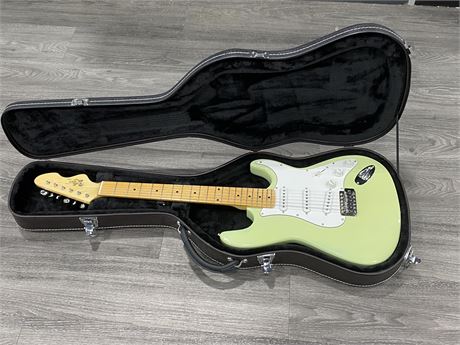 LEVI DD59-B STRATOCASTER ELECTRIC GUITAR LIME GREEN IN CASE