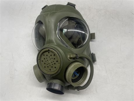 CANADIAN MILITARY C4 M/L GAS MASK