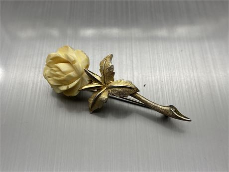 VINTAGE GOLD PLATED IVORY ROSE BROOCH MARKED BOUCHER PATENT 402