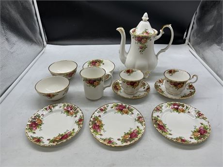 12 PIECES ROYAL ALBERT OLD COUNTRY ROSE INCLUDING TEAPOT