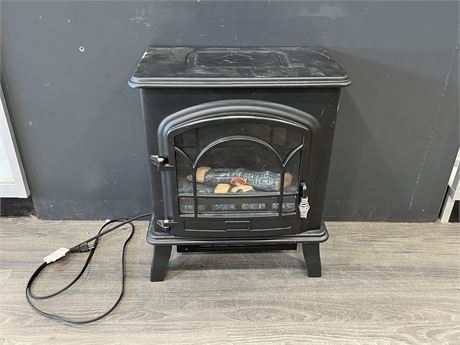 SMALL SYLVANIA FAUX FIRE PLACE SPACE HEATER - WORKING - 21”x17”x10”