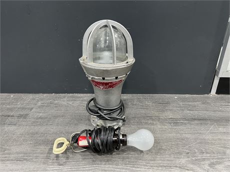 VINTAGE CROUSE-HINDS EXPLOSION PROOF LAMP $ ANTIQUE WOODEN HANDLE TROUBLE LIGHT