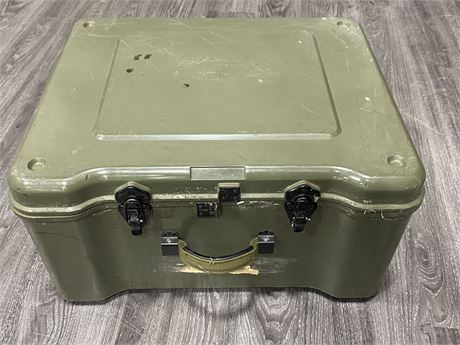 LARGE GREEN MILITARY STYLE CASE (2ft wide)