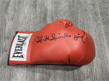 MICHAEL SPINKS SIGNED BOXING GLOVE W/ SCWARTZ SPORTS HOLO