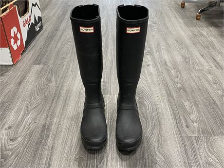 PAIR OF AUTHENTIC BLACK HUNTER BOOTS - SIZE 10