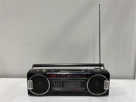 VINTAGE SANYO M7030 CASSETTE RADIO (Untested)