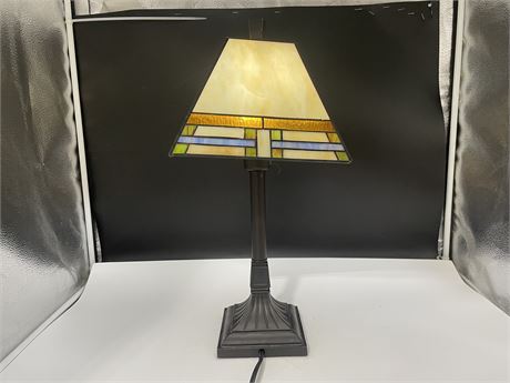 STAINED GLASS TABLE LAMP 20”