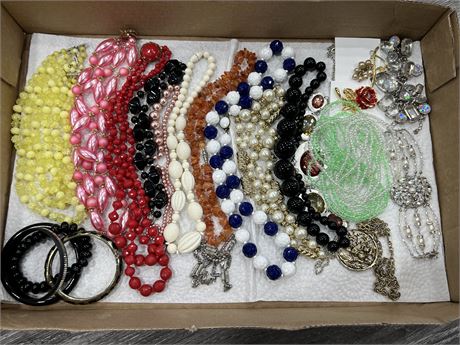 BOX OF 15 NECKLACES, 6 BRACELETS, 2 BROOCHES