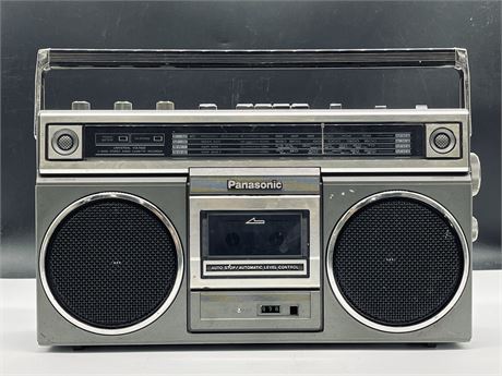 PANASONIC RX-5011 BOOMBOX (TURNS ON, RADIO WORKS) (CASSETTE PLAYER UNTESTED)