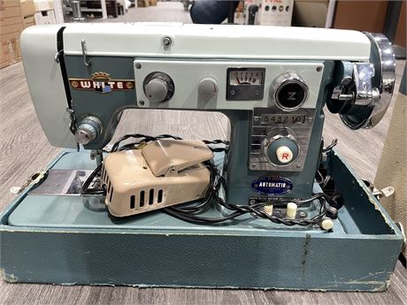 VINTAGE WHITE 770 AUTOMATIC SEWING MACHINE