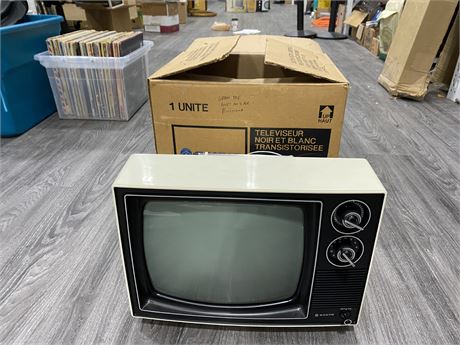 VINTAGE SANYO SOLID STATE BLACK & WHITE TV NEW IN BOX
