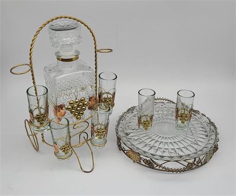 VINTAGE DECANTER SET WITH PLATE