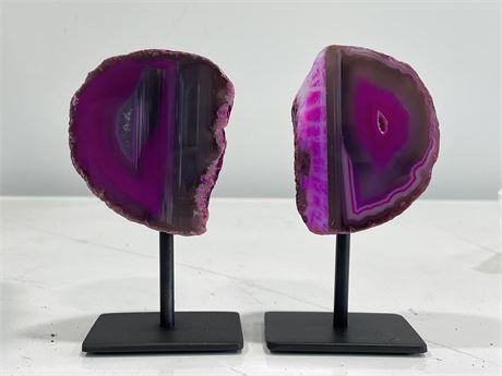 2 AGATE SLABS ON STAND (5” TALL)
