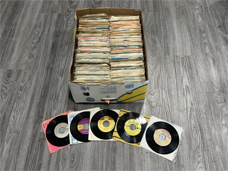 APPROX 500 45RPM RECORDS - CONDITION VARIES