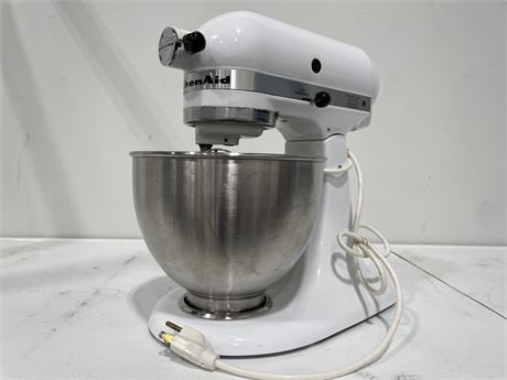 KITCHENAID STAND MIXER WITH ATTACHMENTS (TESTED)