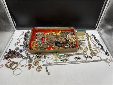 LARGE TRAY OF ESTATE NECKLACES/ASSORTED JEWELRY
