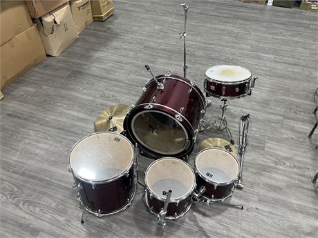 LOT OF DRUMS W/ACCESSORIES
