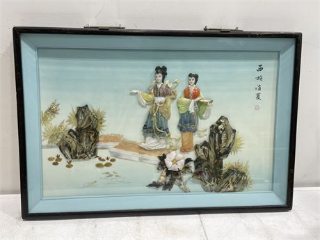 VINTAGE CHINESE SHELL ART DEPICTING ONE OF THE FAMOUS FOUR CHINESE BEAUTIES -