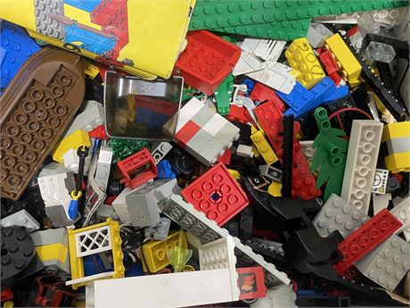 LARGE LOT OF ASSORTED LEGOLAND LEGO - CASTLE FIGURES