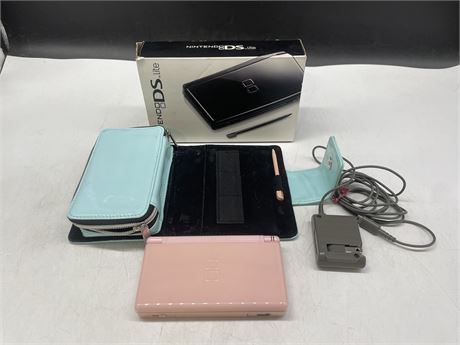 DS LITE IN BOX W/ CHARGER & CARRYING CASE + R4 GAME (WORKS)