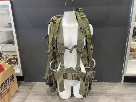 VINTAGE MILITARY BACKPACK WITH MANNEQUIN