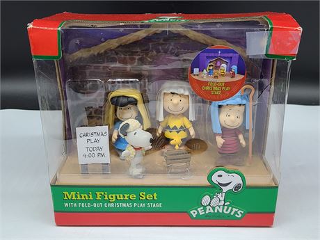 PEANUTS MINI FIGURE SET WITH FOLD OUT CHRISTMAS PLAY STAGE