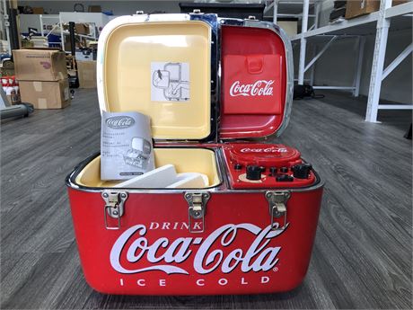 VINTAGE STYLE COCA-COLA COOLBOX RADIO AND CD PLAYER (WORKS)