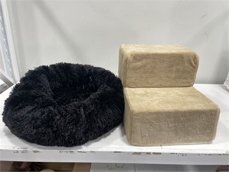 NEW PLUSH DOG BED + MICROFIBRE COVERED PET BED STEP