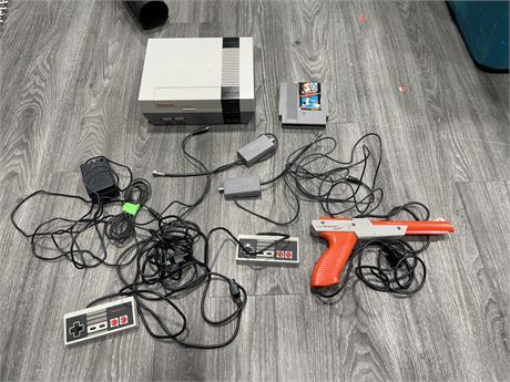 NES CONSOLE W/ CORDS, CONTROLLERS, & MARIO BROS/DUCK HUNT (WORKS)