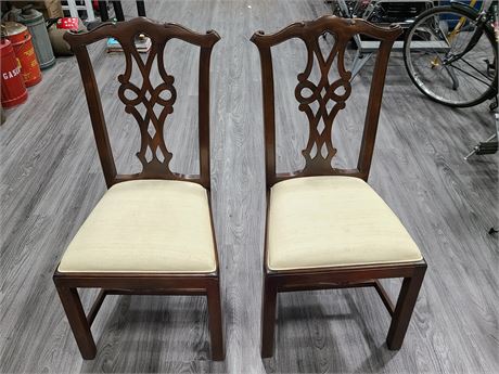 VINTAGE WILLIAM SWITZER HANDCRAFTED CHIPPENDALE STYLE SIDE ACCENT CHAIRS