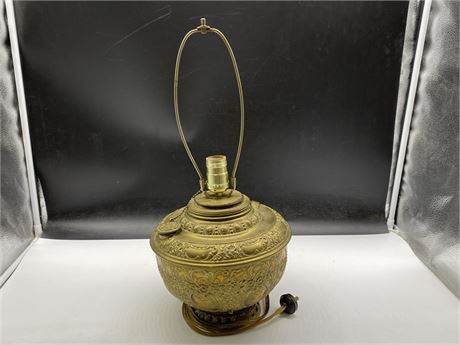 VINTAGE BRASS LAMP (19” TALL)