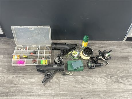 FISHING LOT W/ REELS, ROD HOLDERS & TACKLE BOX W/ CONTENTS