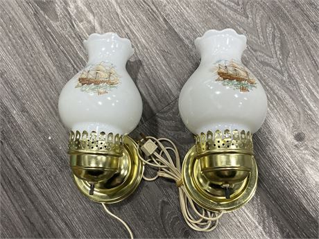 MATCHING PAIR OF VINTAGE ELECTRIC WALL LAMPS / GLASS SHADES