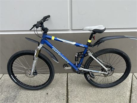 DEVINCI CHILI PEPPER MOUNTAIN BIKE W/RECENTLY BOUGHT LIKE NEW TIRES