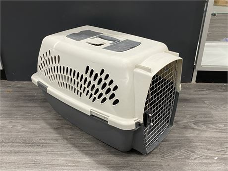 SMALL PET KENNEL W/ 2 DISHES (26”x18”x16”)