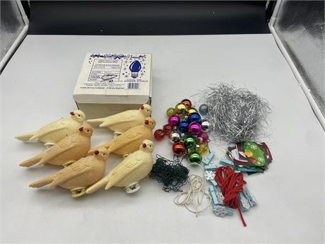 LOT OF CHRISTMAS ORNAMENTS / LIGHTS - SOME VINTAGE