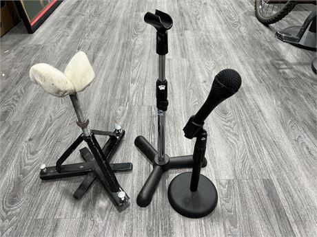 3 MIC STANDS 17” + MICROPHONE