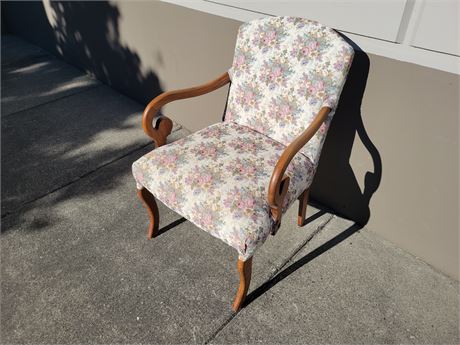 VINTAGE CHAIR W/CURVED WOOD FRAME & CABRIOLET STYLE LEGS