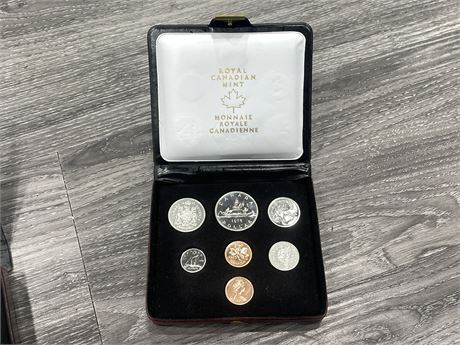 ROYAL CANADIAN MINT 1975 COIN SET