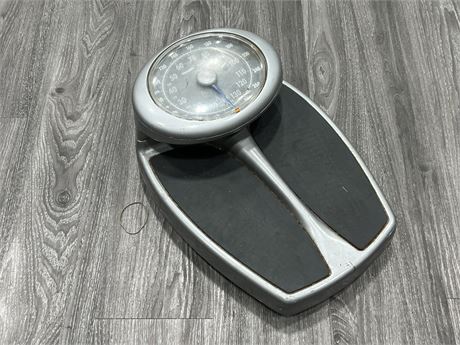 VINTAGE WEIGHT SCALE - ACCURATE