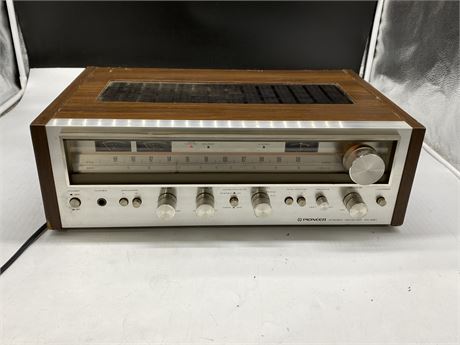 PIONEER SX-680 STEREO RECEIVER (Turns on)