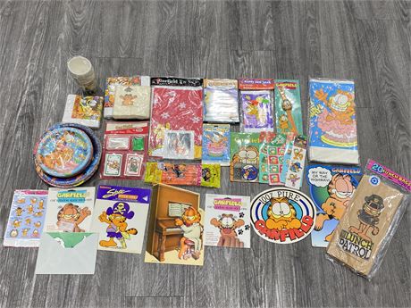 LARGE LOT OF VINTAGE GARFIELD COLLECTIBLES