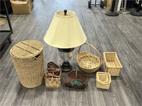 LOT OF BASKETS & TABLE LAMP