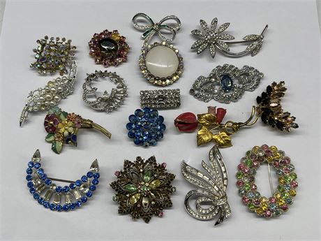 17 VINTAGE BROOCHES - MANY SIGNED