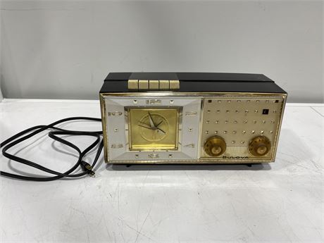 VINTAGE BULOVA CLOCK RADIO (190 Series)