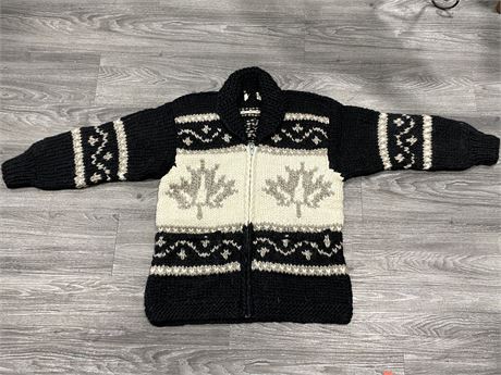 NEW COWICHAN SWEATER MADE IN CANADA - WOOL (LARGE)