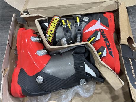 NEW ATOMIC REDSTER WC 70 SKI BOOTS - SIZE 5.5